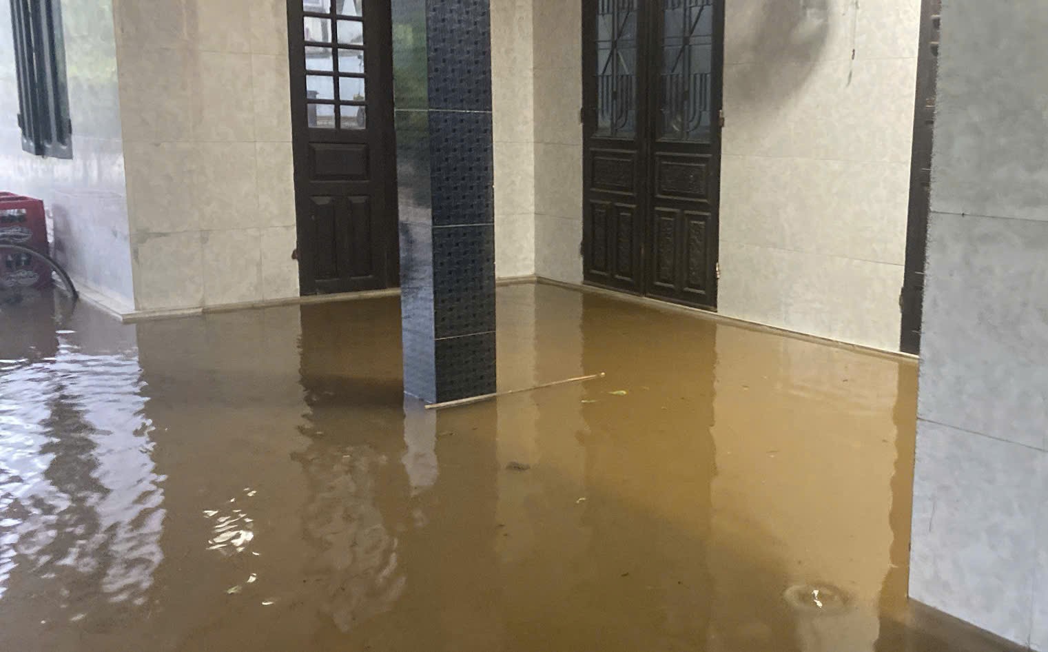 Nước tràn vào nhà dân.