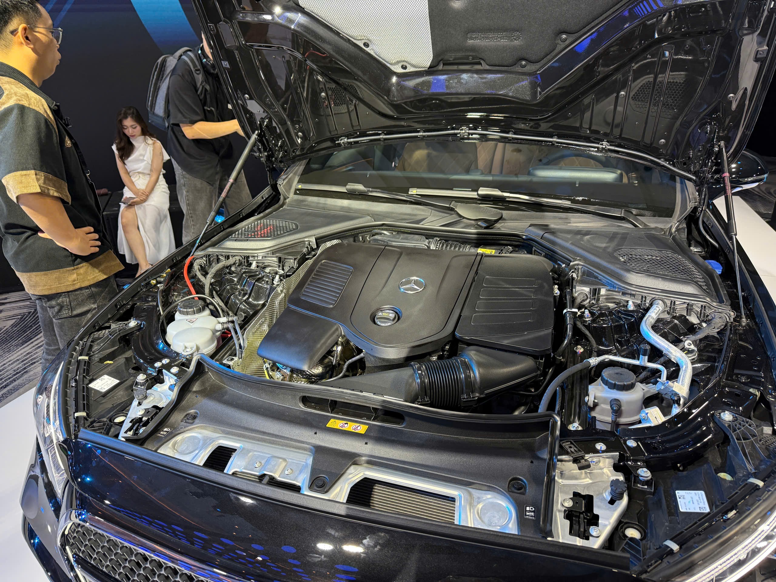 Ra mắt Mercedes-Benz E-Class mới tại Việt Nam, giá hơn 2,4 tỷ đồng - 13