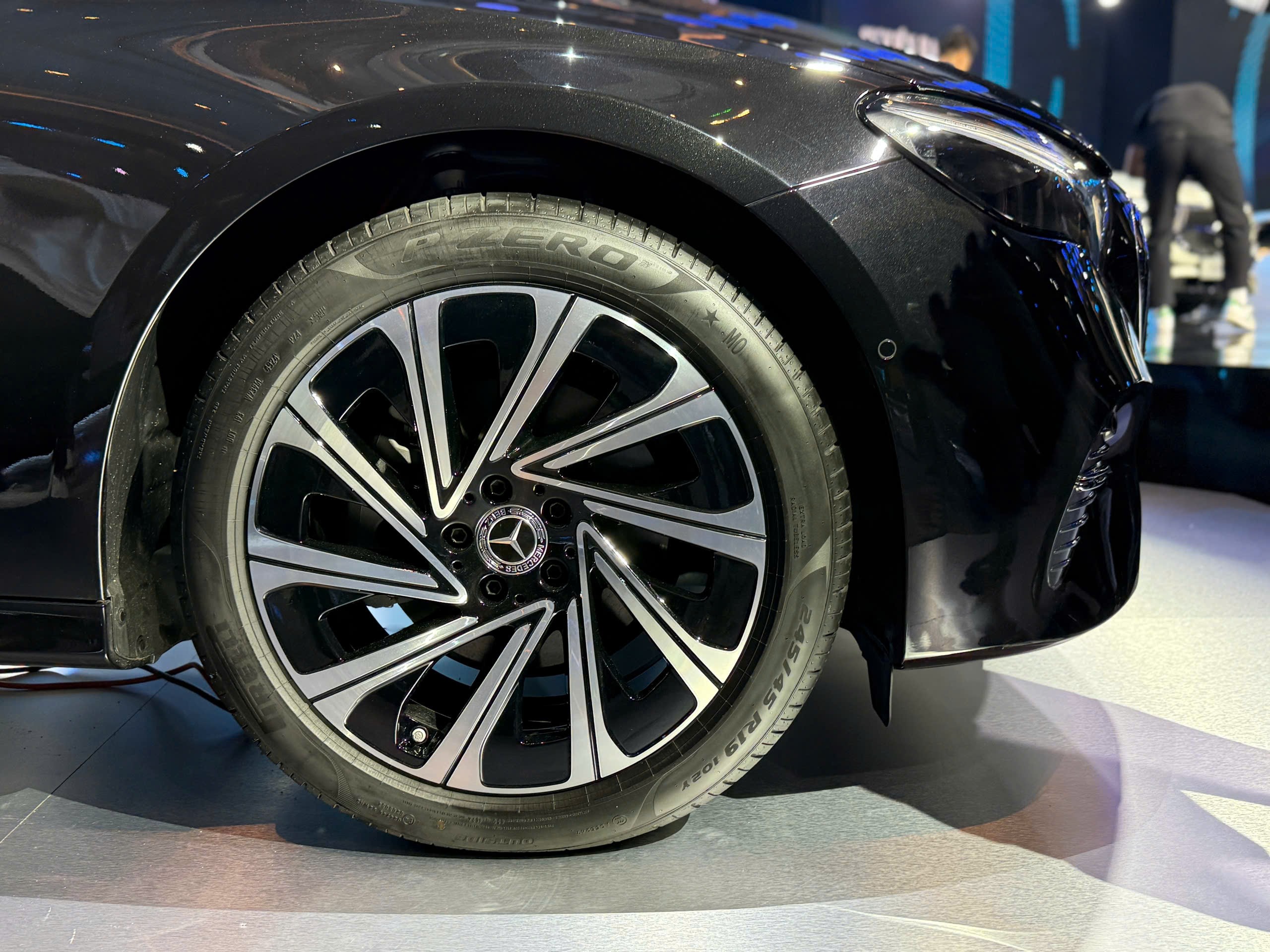 Ra mắt Mercedes-Benz E-Class mới tại Việt Nam, giá hơn 2,4 tỷ đồng - 9