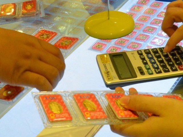 Kinh doanh - Giá vàng hôm nay, 17-10: Vàng thế giới tăng hàng trăm USD