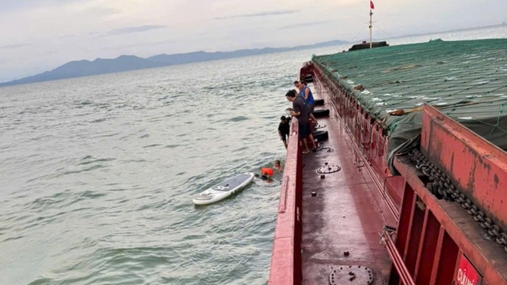 Bố con anh Tùng lênh đênh trên biển 12 giờ và được tàu vận tải VINASINE 555 tiếp cận, cứu. Ảnh: Thuyền viên cung cấp