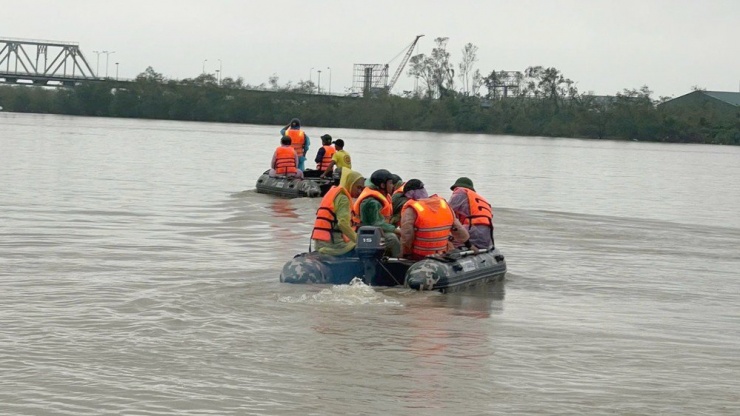 Anh Tùng cùng đội cứu hộ miễn phí tìm kiếm thi thể ba bố con trên sông Lam.