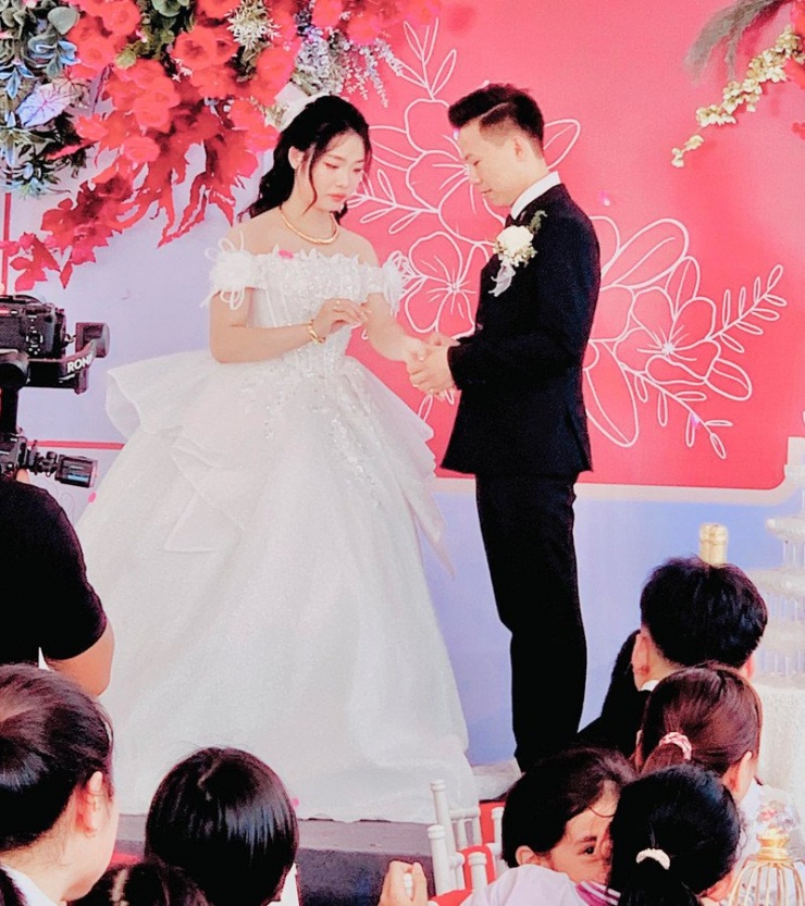 Cặp đôi tổ chức đám cưới sau 7 năm bên nhau 