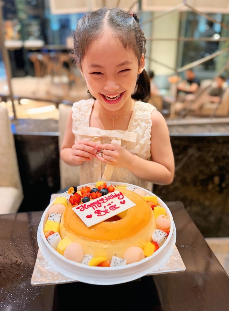 Con gái lai Hàn của Pha Lê hào hứng đón tuổi mới.