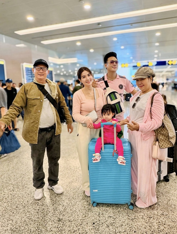 Gia đình Thanh Duy - Kha Ly lên đường du lịch Trung Quốc.