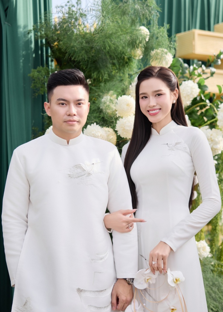 Nguyễn Viết Vương diện áo dài trắng đôi với Đỗ Thị Hà, trên tay đeo chiếc đồng hồ to bản làm điểm nhấn khi xuất hiện để rước dâu. Ảnh: Linh Lê Chí