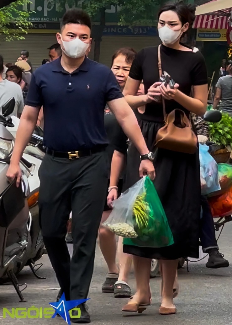 Thiết kế được anh kết hợp cùng những món đồ của giới thượng lưu như áo Polo Ralph Lauren, thắt lưng Hermes. Ảnh: Tùng Đinh