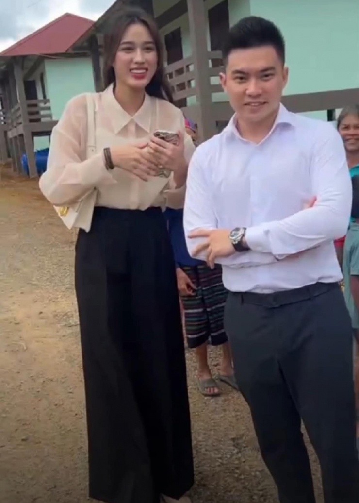 Trong chuyến từ thiện hồi năm ngoái cùng Đỗ Thị Hà, doanh nhân đeo đồng hồ nổi bật trên tay.