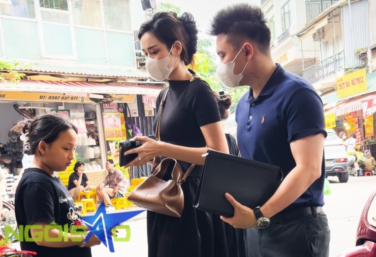 Trong những lần xuất hiện trước đây, Viết Vương yêu thích mẫu đồng hồ này. Khi đi chợ cùng Đỗ Thị Hà để sắm mâm cúng hồi tháng 5, doanh nhân đeo món phụ kiện yêu thích. Ảnh: Tùng Đinh