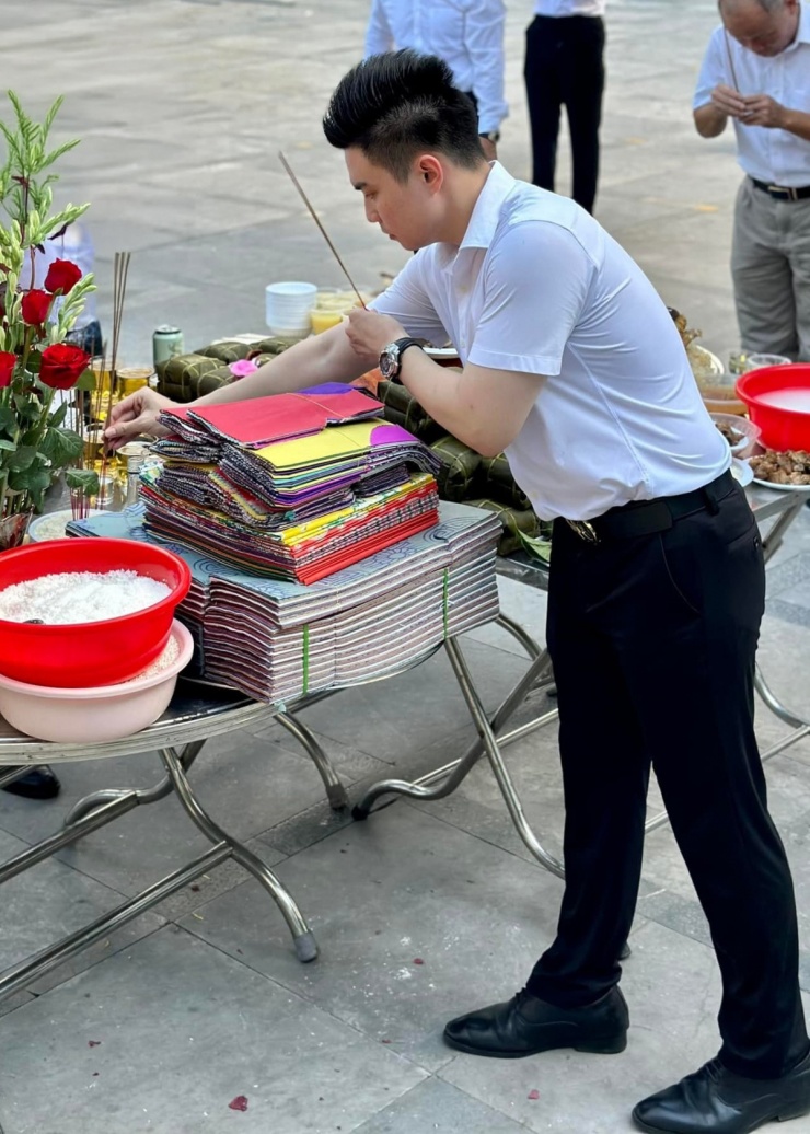 Thiết kế cũng đồng hành với thiếu gia tập đoàn Sơn Hải trong một sự kiện thuộc tập đoàn.