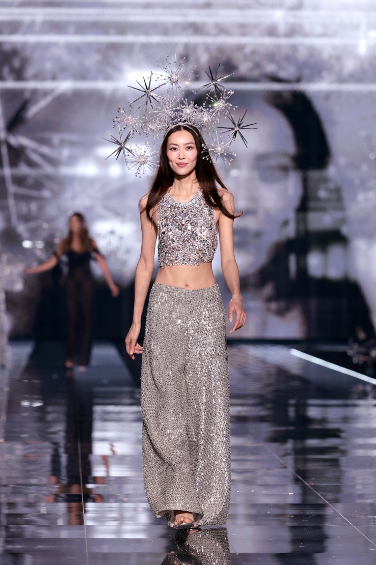 Siêu mẫu Lưu Văn diện crop top đính đá và quần ống suông sequin.