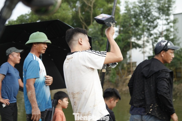 Sau lũ, cần thủ câu được bao tải cá ở vùng nước ngập - 2
