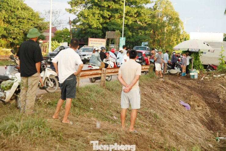 Sau lũ, cần thủ câu được bao tải cá ở vùng nước ngập - 11