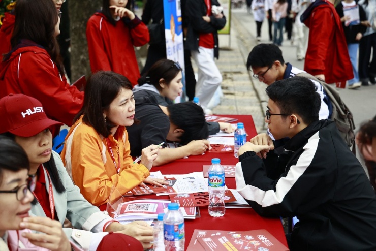 Thí sinh tìm hiểu thông tin tuyển sinh ĐH năm 2025 Ảnh: NHƯ Ý