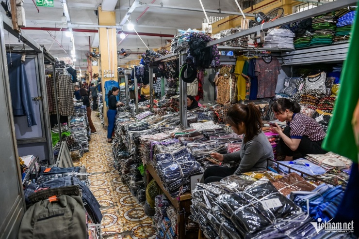 Những sạp hàng trước kia tấp nập khách ra vào, nay chỉ có người bán ngồi mỏi cổ ngóng khách.