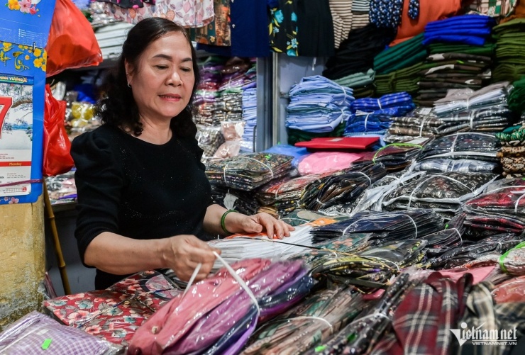 Bà Oanh lo lắng trước cảnh buôn bán ế ẩm kéo dài.