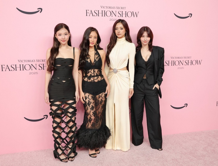 Nayeon, Jihyo, Tzuyu và Momo (trái qua phải) trên thảm hồng sự kiện. Ảnh: Getty Images.