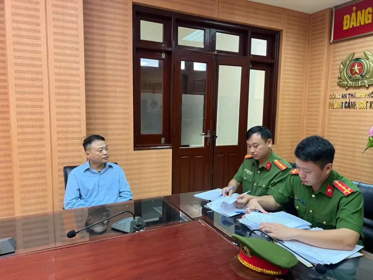 Ông Nguyễn Hòa Bình (thường gọi là Shark Bình) tại cơ quan điều tra. Ảnh: CAHN