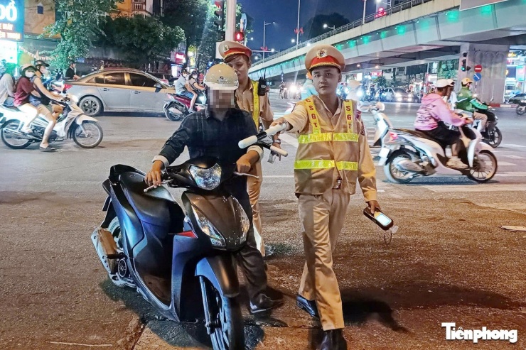 Tổ công tác phát hiện nhiều trường hợp vi phạm nồng độ cồn trong tối 16/10.