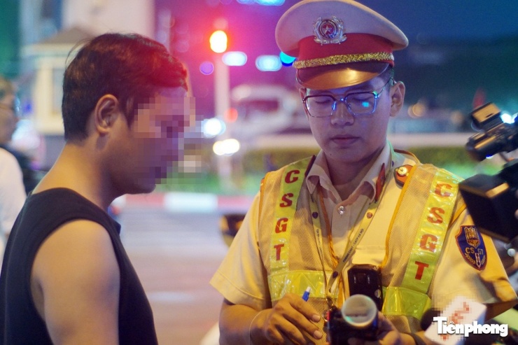 Hà Nội: Uống bia mừng bạn ra viện, nam tài xế bị CSGT xử phạt - 5