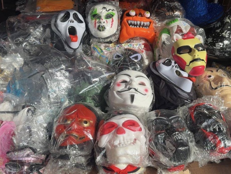 Mặt nạ- mặt hàng hot luôn được các bạn trẻ săn đón.