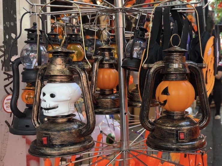 Lồng đèn ma quái - món đồ giá rẻ được nhiều bạn trẻ chọn mua.