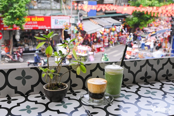 Quán cà phê có ban công ngắm phố phường Hà Nội rất đẹp