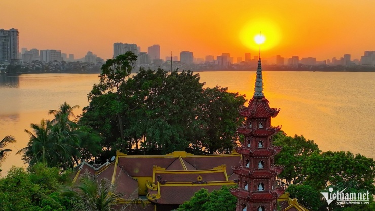 Khi ánh chiều buông, từng vạt nắng chiếu lên mặt Hồ Tây lấp lánh, tạo nên khung cảnh hết sức thơ mộng. Ảnh: Hoàng Hà