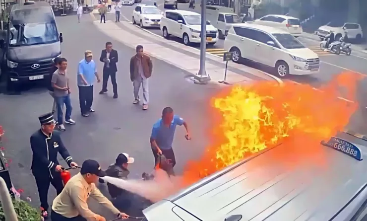 Vụ cháy xe taxi trước một khách sạn tại Lâm Đồng.