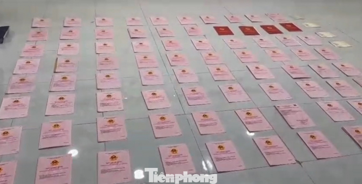 Số sổ đỏ và các tài sản thu được từ khám xét nhà riêng Ngân 98