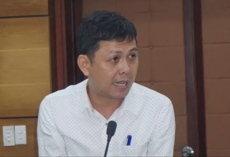 Ông Nguyễn Đức Chính, Hiệu trưởng Trường THPT Nguyễn Thượng Hiền, phường Tân Sơn Nhất phát biểu tại hội nghị. Ảnh: NQ