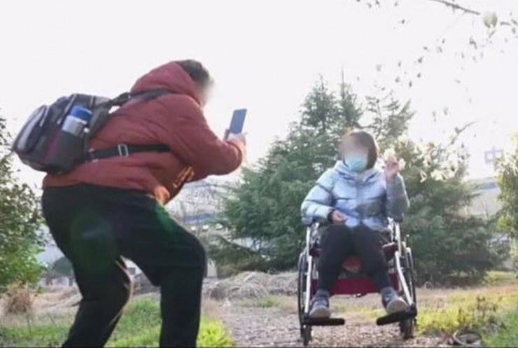 Chồng bỏ đi khiến mọi việc chăm sóc Lin do người nhà gánh vác. Ảnh: Sina