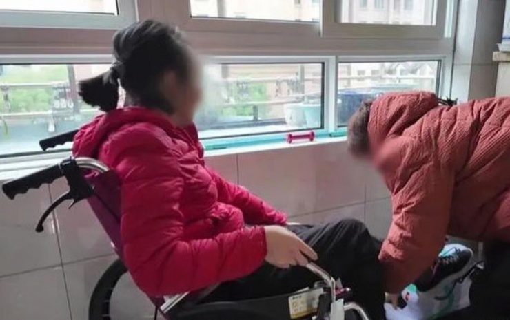 Biến cố bất ngờ ập tới khiến Lin bị liệt toàn thân. Ảnh: Sina