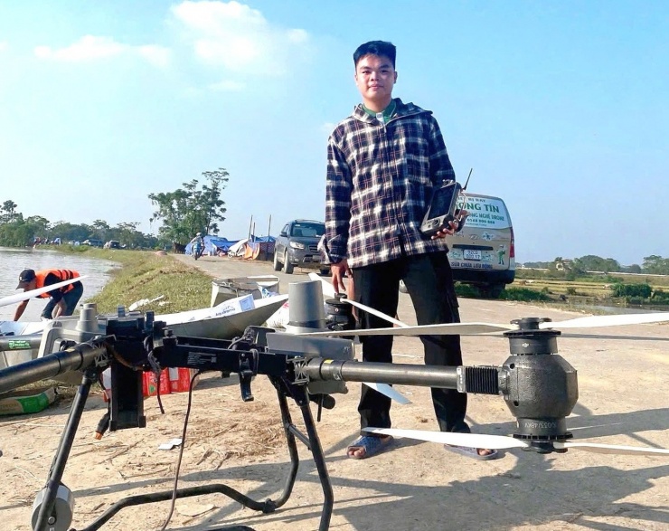 Phát cùng chiếc drone trị giá gần 400 triệu đồng của mình trong những ngày vận chuyển hàng cứu trợ giúp người dân vùng lũ Bắc Ninh.