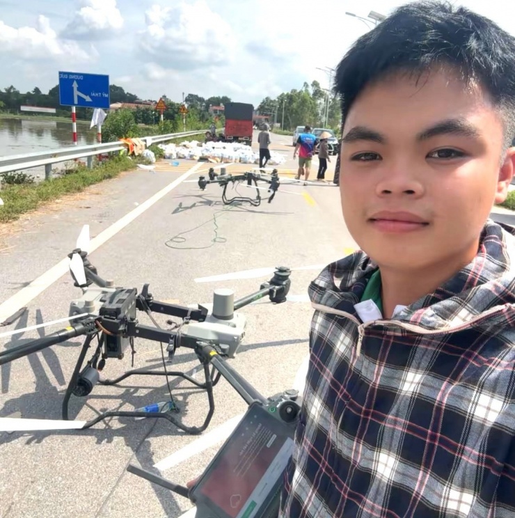 Mỗi ngày, Phát bay được 120-140 chuyến vận chuyển hàng cứu trợ vào giúp người dân đang bị cô lập ở tỉnh Bắc Ninh.