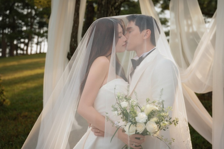 Á hậu Quỳnh Châu và chồng hôn say đắm trong ảnh cưới - 1