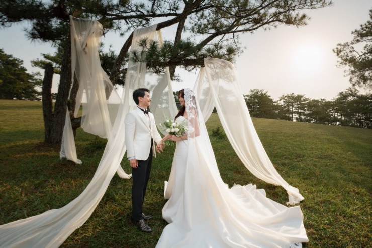 Á hậu Quỳnh Châu và chồng hôn say đắm trong ảnh cưới - 4