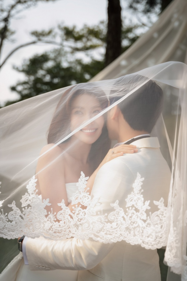 Á hậu Quỳnh Châu và chồng hôn say đắm trong ảnh cưới - 3