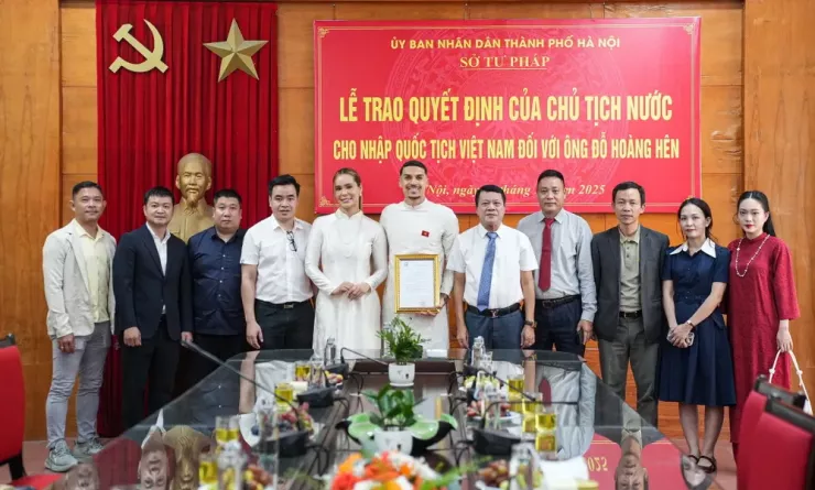 Lễ trao quyết định nhập tịch cho cầu thủ gốc Brazil Đỗ Hoàng Hên. Ảnh: CCT.