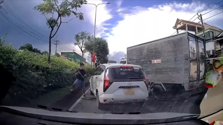 Hình ảnh tài xế xe tải dùng tuýp sắt đập vào kính xe ô tô được camera hành trình ghi lại. Ảnh cắt từ clip
