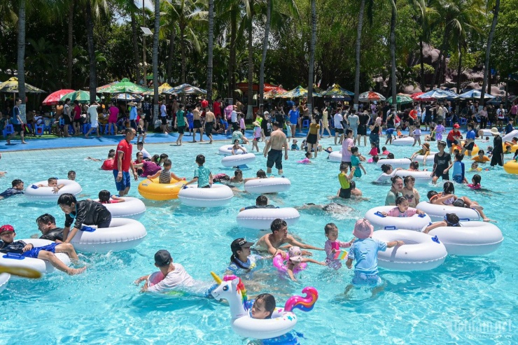 Đầm Sen Nước vừa có các trò chơi cảm giác mạnh hấp dẫn vừa có nhiều khu vực phù hợp cho trẻ em