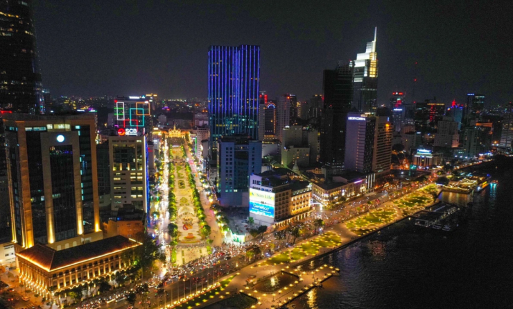 Bến Bạch Đằng lung linh ánh đèn đêm. Ảnh: Tuoitre