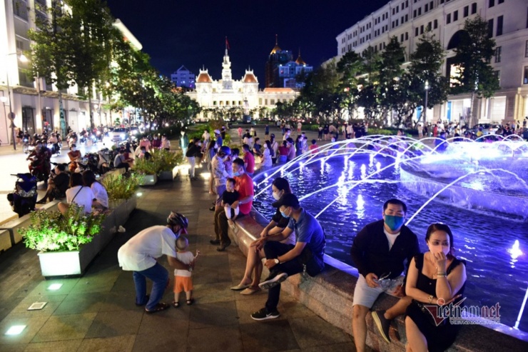 Phố đi bộ Nguyễn Huệ là lựa chọn lý tưởng cho những buổi dạo chơi, chụp ảnh và thưởng thức ẩm thực đường phố