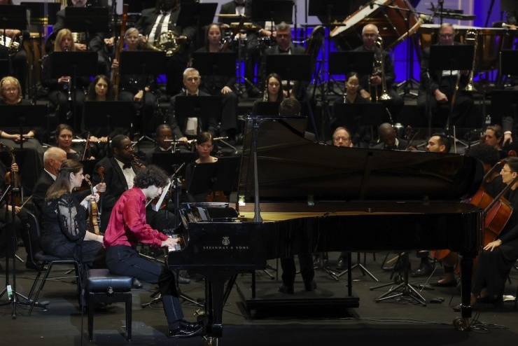 Thiên tài piano 23 tuổi người Mỹ Maxim Lando chơi cùng Dàn nhạc giao hưởng Johns Creek Symphony Orchestra.