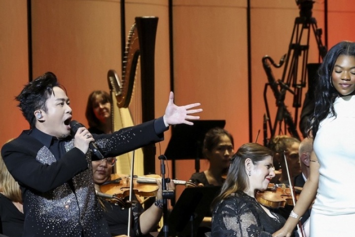 Tùng Dương xuất thần khi song ca tác phẩm kinh điển với ca sĩ thần tượng Mỹ 17 tuổi