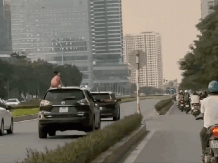 Phát hoảng clip trẻ ngồi trên nóc ô tô khi đang di chuyển