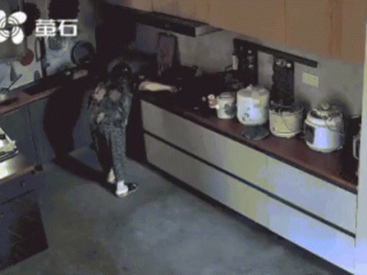 Ống ga rò rỉ gây cháy nổ, cụ bà 82 tuổi bình tĩnh xử trí, thoát nạn ngoạn mục