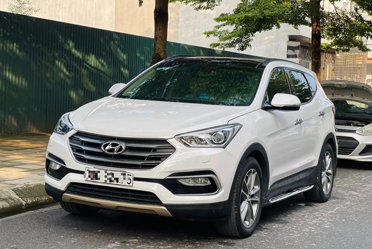 Hyundai Santa Fe máy dầu cũ sau 10 năm vẫn gần 600 triệu đồng.