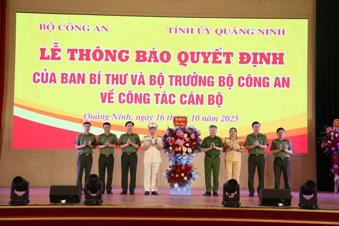 Thượng tướng Nguyễn Ngọc Lâm, Thứ trưởng Bộ Công an, và các lãnh đạo các Cục nghiệp vụ tặng hoa chúc mừng thiếu tướng Trần Văn Phúc