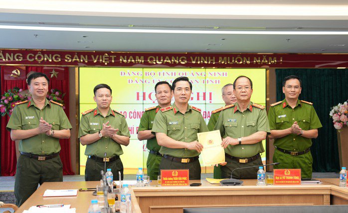 Thiếu tướng Trần Văn Phúc - Ủy viên Ủy ban Kiểm tra Trung ương khóa XIII (nguyên Bí thư Đảng uỷ, Giám đốc Công an tỉnh Quảng Ninh) - bàn giao công tác lãnh đạo, chỉ đạo, điều hành cho đại tá Vũ Thanh Tùng, Phó Bí thư Đảng uỷ, Phó Giám đốc phụ trách Công an tỉnh, tiếp nhận